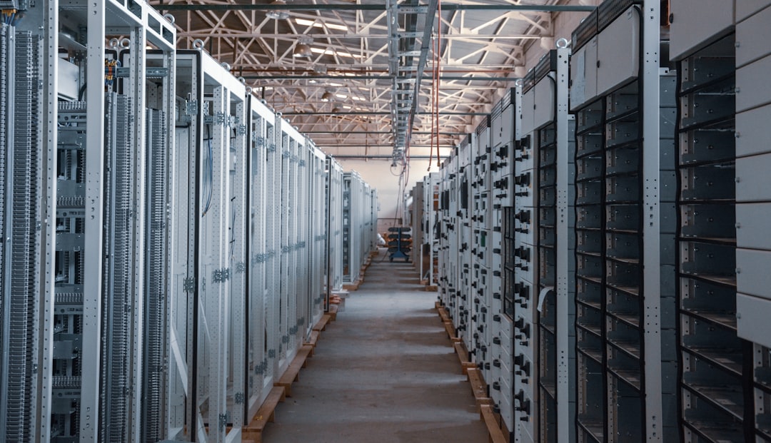 Interior de data center moderno com fileiras de servidores iluminados e infraestrutura de refrigeração