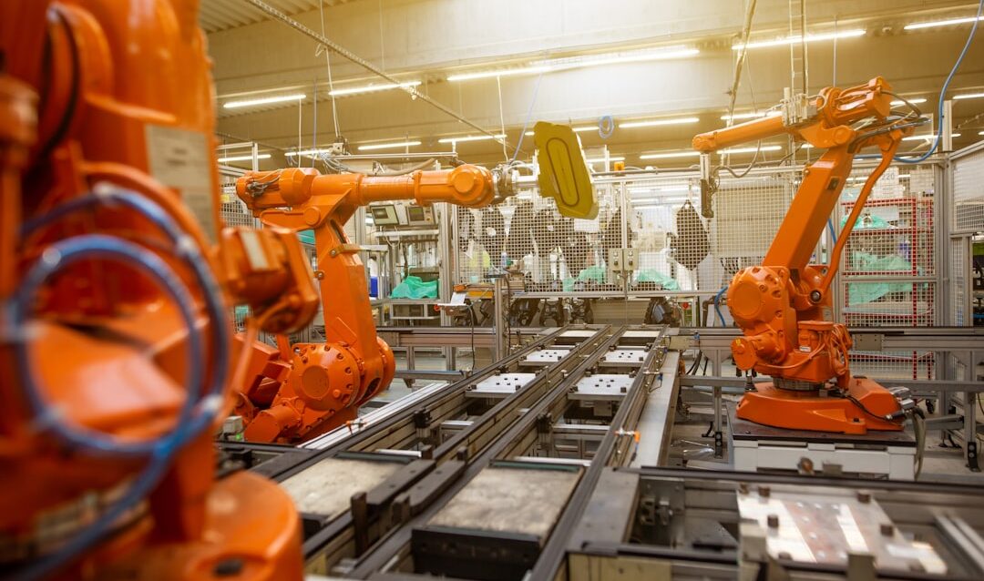 Robôs industriais operando em linha de produção automatizada com tecnologia avançada