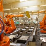 Robôs industriais operando em linha de produção automatizada com tecnologia avançada