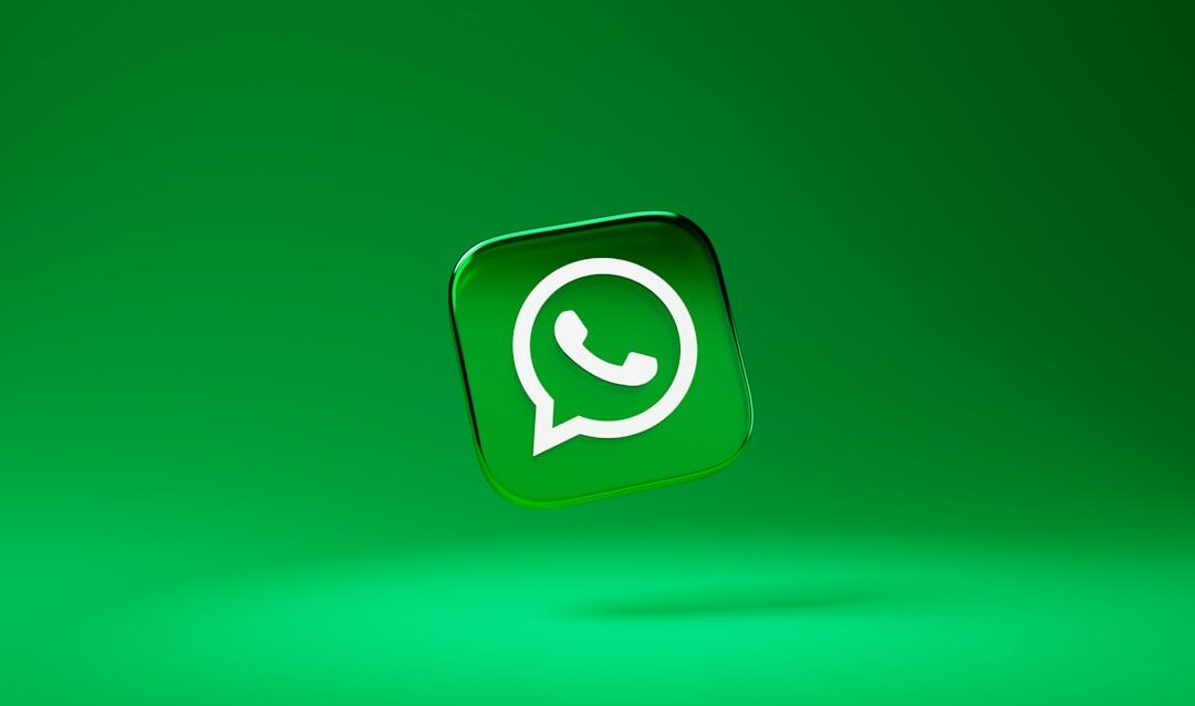 Interface de conversa em aplicativo de mensagens com ícone de assistente virtual em smartphone