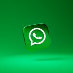 Interface de conversa em aplicativo de mensagens com ícone de assistente virtual em smartphone