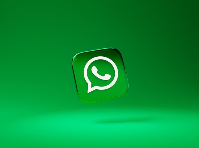 Interface de conversa em aplicativo de mensagens com ícone de assistente virtual em smartphone