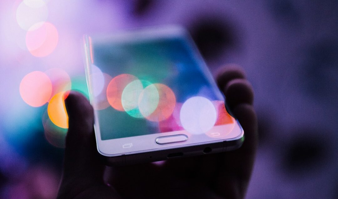 agentes-de-ia-escolha-do-cartao pessoa segurando um smartphone