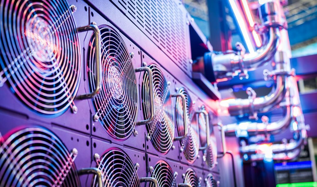 anthropic-prejuizo-us-80-bilhoes-corrida-ia Close-up das ventoinhas de refrigeração de servidores em um data center vibrante