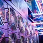 Close-up das ventoinhas de refrigeração de servidores em um data center vibrante
