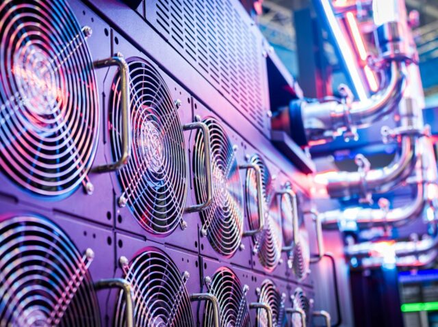 Close-up das ventoinhas de refrigeração de servidores em um data center vibrante