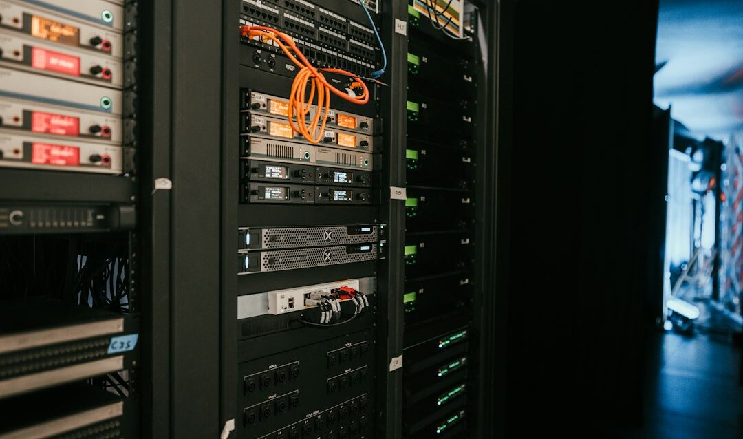 Um rack de servidores em uma sala de servidores