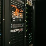 Um rack de servidores em uma sala de servidores