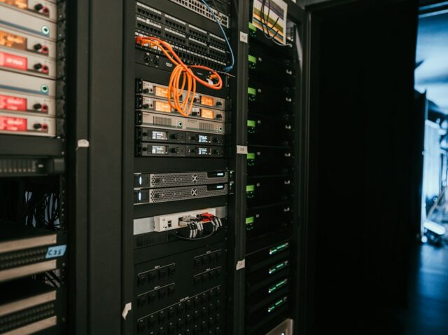 Um rack de servidores em uma sala de servidores