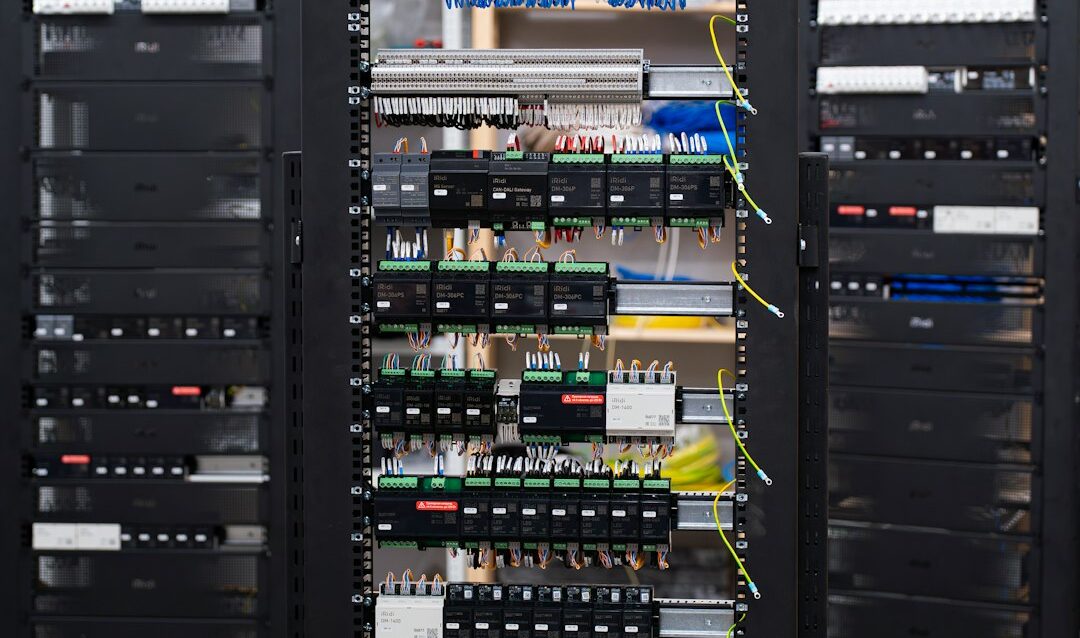 openai-gpt-5-6-sol-cripto-sem-autorizacao Painel de controle elétrico aberto com fios e disjuntores