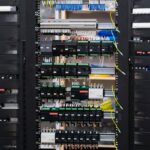 Painel de controle elétrico aberto com fios e disjuntores